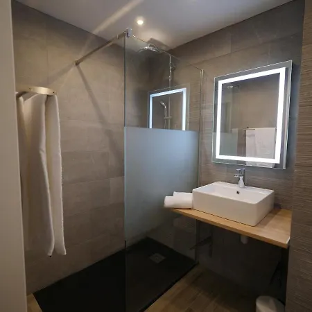 迪娜努瓦尔穆捷酒店