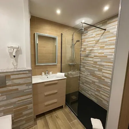 迪娜努瓦尔穆捷酒店 酒店